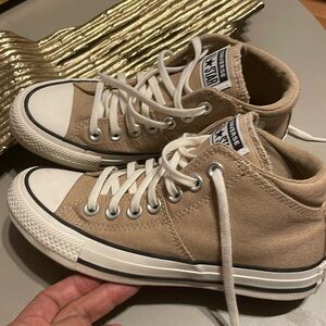 Converse tan sneakers. Size 5 in good condition